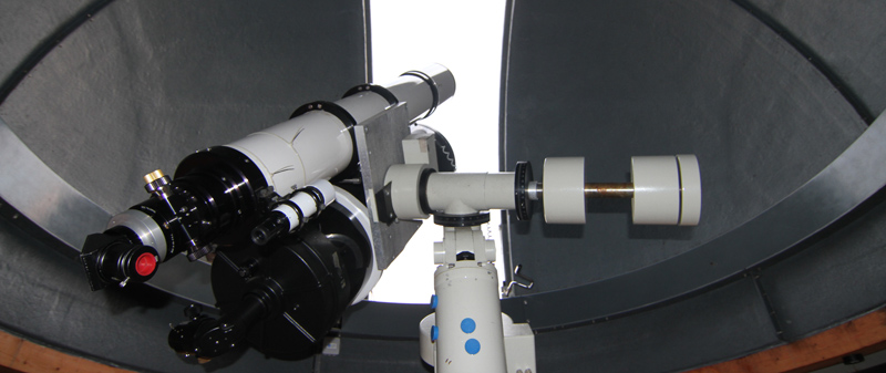 Die Instrumente montiert auf der Alt-7 Montierung. Das C 14 Spiegelteleskop ist der untere, schwarze Tubus.